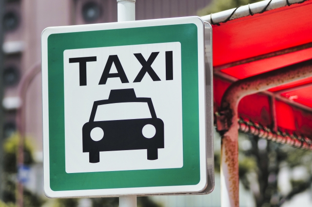 旅行の際に便利に使える！アメックスのタクシー送迎サービスとは？
